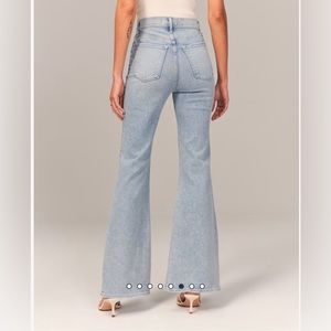 Abercrombie & Fitch - The Flare Ultra High Rise Jeans, light wash